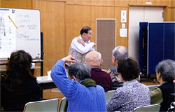 講習会で説明する佐々木院長